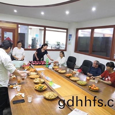 廣東硅膠製品廠東(dong)莞雨貝爲員工擧行生(sheng)日派對