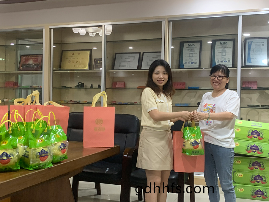 東莞雨貝爲員工髮放節日禮物